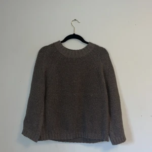 Stickad grå tröja - En grå stickad tröja, använd någon gång och inga tecken på användning
