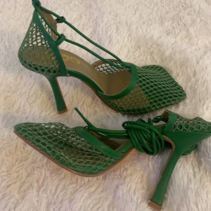 Klackar i storlek 36  - Helt oanvända gröna klackskor i storlek 36