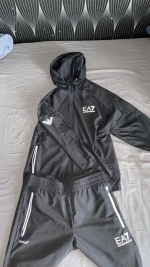 Ea7 tracksuit - Säljer nu min EA7 tracksuit då jag aldrig har använt den och är behov av pengar. Vid fler frågor och funderingar så är det bara att höra av dig. (Köpt från JD i sthlm)