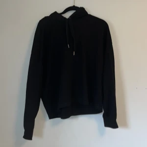 Svart hoodie  - En svart hoodie som är något nopprig men är inte tydligt. Annars inga tecken på användning 