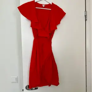 Jättefin röd klänning från other stories i storlek 34. 