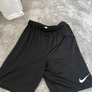 Nike tränings shorts  - Tränings shorts. Aldrig använda. Ordinarie pris 150kr. Passar även till kille. 