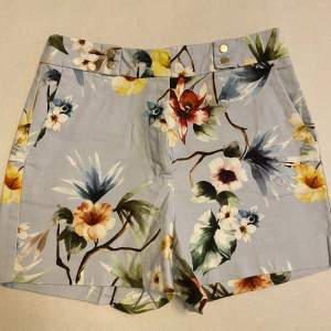 Zara shorts med blommig mönster 