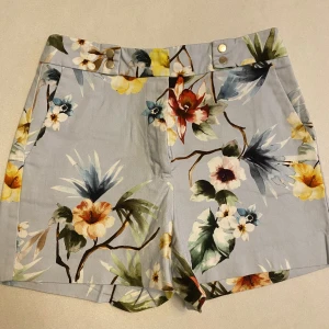 Zara shorts  - Zara shorts med blommig mönster 