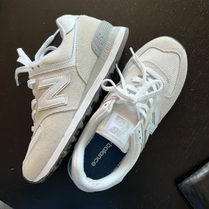 Skitsnygga New Balance 574 - Så snygga new Balance beiga 574:or! Storlek 40 men skulle säga att dom är mer som 39. Säljer då de är för små för mig men hann aldrig skicka tillbaka. Alltså helt nya, endast provade🤩nypris: 1246 Mitt pris: 550