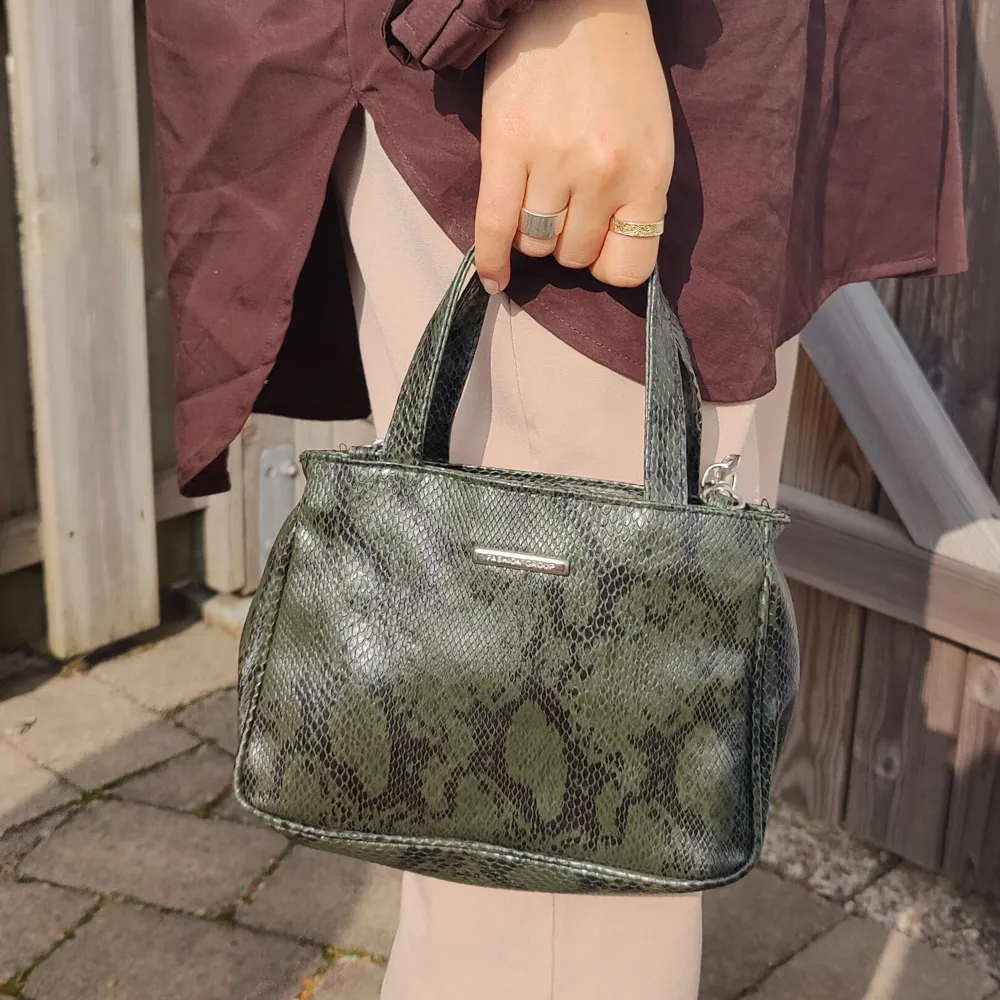 Liten handväska med handtag och avtagbar axelrem i grönt fake krokodilskinn från 90-talet, i superfint skick💞. Väskor.