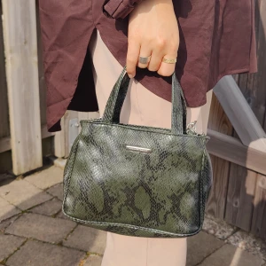 90s vintage crocodile skin handbag  - Liten handväska med handtag och avtagbar axelrem i grönt fake krokodilskinn från 90-talet, i superfint skick💞
