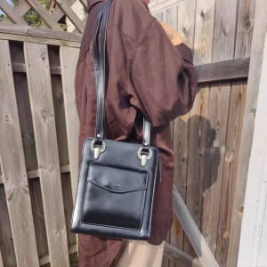 90s shoulder bag fake leather  - Superfin väska från 90-talet i fejkläder med flera fack med dragkedjor, i superfint skick!💞