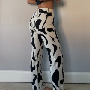 Monki high wasted printed denim - Lappen kvar, storlek 38. Väldigt snygga men passar tyvärr inte 