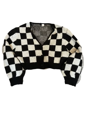 Rutig cardigan - En svart och vit rutig cardigan från hon som är använd några få gånger
