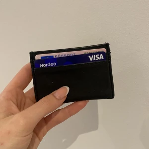 korthållare/plånbok  - jättebra korthållare med knappt något täcken på användning! 2 fickor på båda sidorna och ett i mitten, fungerar superbra och man får plats med flera kort i varje ficka! 💳nypris ca 99kr