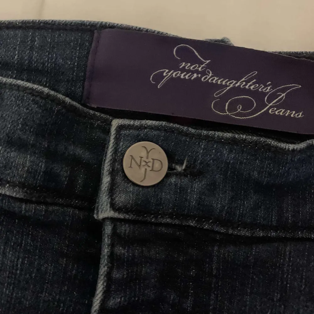 Helt oanvända mörkblåa märkes jeans. Jeans & Byxor.