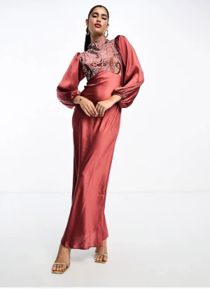 ASOS Design - Vinröd lång satinklänning - - Vinröd (burgundy) lång satinklänning med broderi och hög krage🍷 - Modellen är 175,5cm lång och bär storleken 36 - Köpt för 795kr