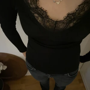 Super sött tröja  - Super söt tröja med fina detaljer, säljer då den inte kommer till användning, knappt använd 😊