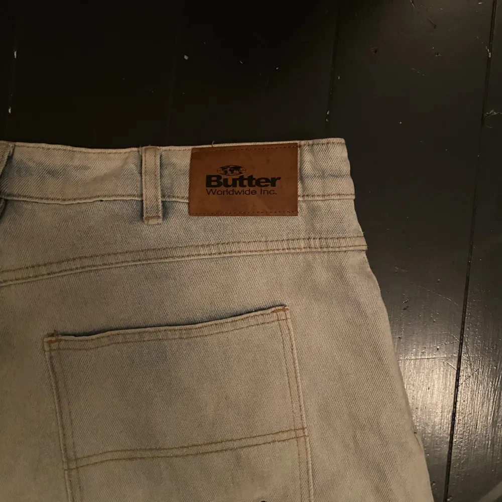 Ett par butter jeans jag gjort om till jorts, säljer de då de inte riktigt är min stil längre. Är öppen för byten. Skriv om du vill se dom på.. Shorts.