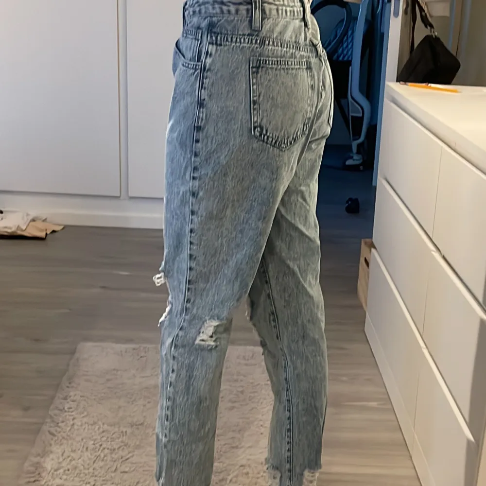 Hålla blåa jeans, från Shein.  Aldrig använda, alltså nyskick. Mjukt jeans material. Jeans & Byxor.