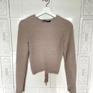 Fluffig tröja men öppen rygg - Super mjuk tröja med öppen rygg från Bikbok. Använd fåtal gånger, därmed fint skick! 