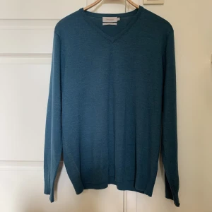 Stickad tröja  - Tjocktröja från Dressman i 100% merino ull. Storlek XL (passar även mindre), väldigt bra skick. Skicka meddelande vid frågor eller fler bilder 