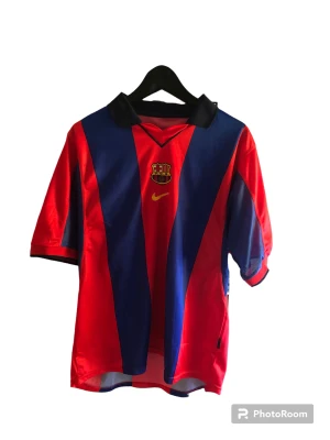 Fotbollströja - Barcelona tröja storek M/L. Inga fläckar eller hål 