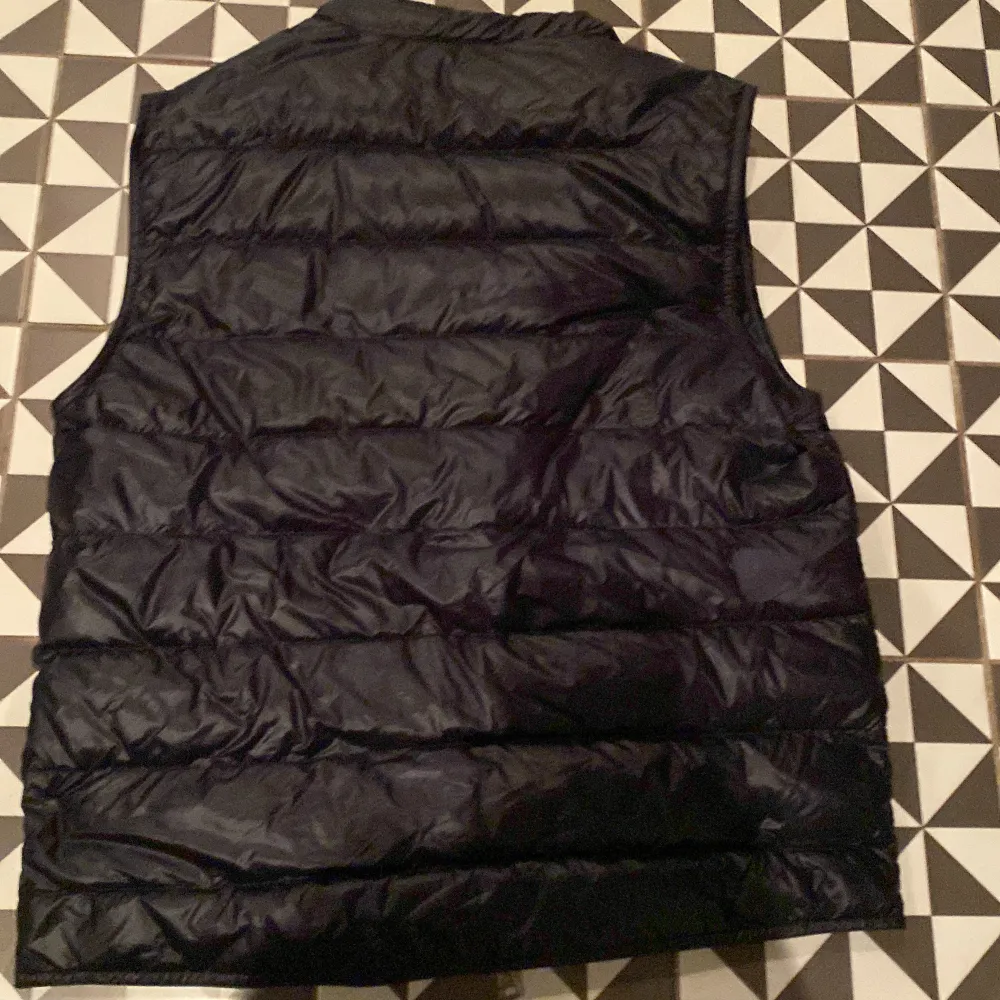 Tvär fett moncler gui vest säljer för att den är för liten för mig, har ett litet slitage på ryggen men annars perfekt. Köpt på nk har tappat bort kvittot men har bevis på att den faktiskt är äkta. Kan även byta mot en i storlek 2. Jackor.