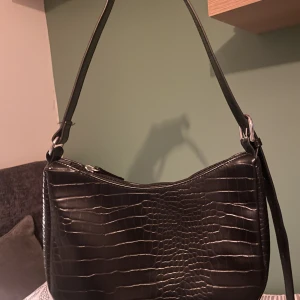 Svart väska  - Helt ny, jätte fin väska från monki.