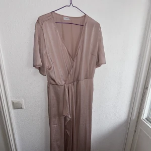 Långklänning  - Sparsamt använd, ljusrosa 