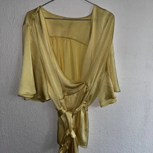 Gul omlottblus - Lappen är bortklippt men är storlek L