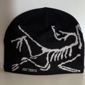 Arc’teryx mössa - Helt oanvänd Arc’teryx mössa. Den är äkta och är köpt på arcteryx hemsida. Den är bara testad så den är i 10/10 skick. 