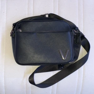 Axelväska  - Den är köpt från Valentinos originala hemsida över 1500kr den är riktigt stort med ett annat liten väska på om man vill ha på eller inte. Den är bara använd i 5 månader och är i ett bra användning och får plats med massa stora föremål 