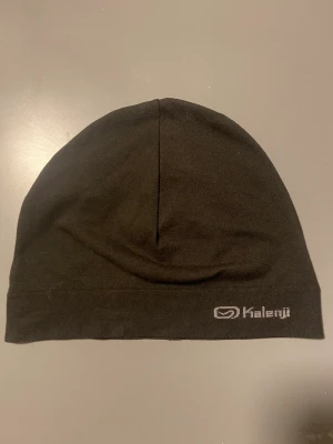Kalenji mössa - Säljer billigare än andra säljare! Trendig och sällsynt mössa från kalenji. Jätte snygg och skön funkar som idrotts/löpar mössa eller bara som en snygg mössa Helt oanvänd Passar alla 