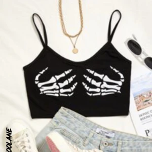 Svart topp med skeletthänder - Säljer denna då den är för liten. Använd