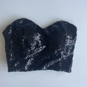 glittertopp  - WOW WOW WOW!! Denna toppen är så fin men kommer dock inte till användning😔Glittrig tubtopp från bikbok som man bara dör för😫😍🙌🏼
