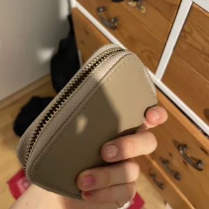 Plånbok  - Beige plånbok i bra skick🌹🥰