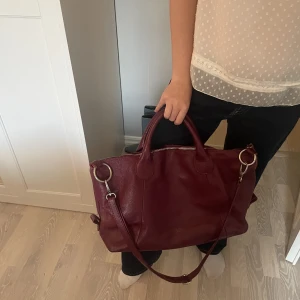 Röd väska  - Så fin rymlig väska köpt på sellpy❤️❤️(1987 by abaco) säljes då jag har för många..