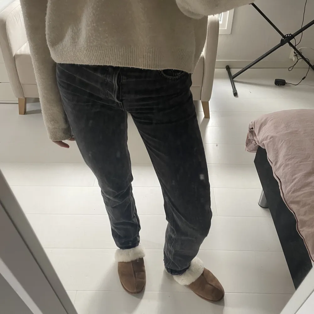 Så snygga mid rise straight jeans från zara, perfekt längd på mig som är 170cm! Dm för frågor och fler bilder 🩷. Jeans & Byxor.
