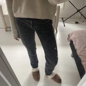 Så snygga mid rise straight jeans från zara, perfekt längd på mig som är 170cm! Dm för frågor och fler bilder 🩷