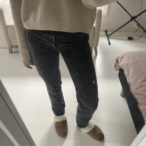 Zara mid rise jeans - Så snygga mid rise straight jeans från zara, perfekt längd på mig som är 170cm! Dm för frågor och fler bilder 🩷