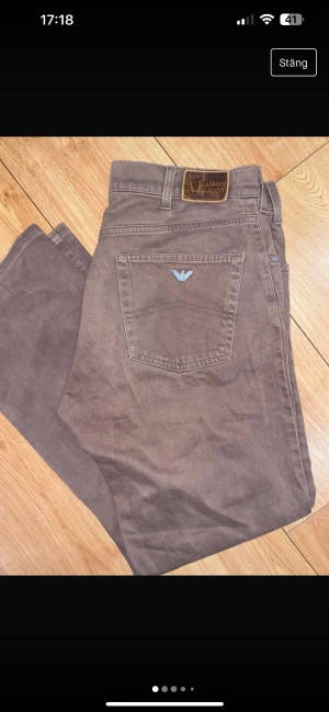 Armani Jeans - Säljer ett par armani jeans då jag inte gillar färgen längre Storlek 33 och sitter jättebra på kroppen Vid minsta lilla fråga så är det bara att skriva