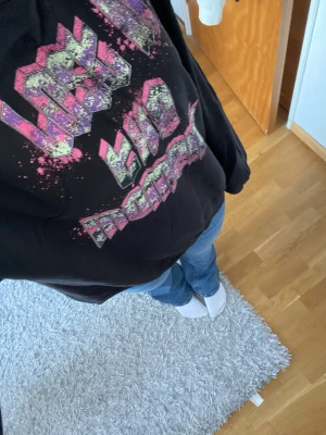 Svart sweetshirt med tryck - Jätte fin svart sweetshirt med text på från hm!