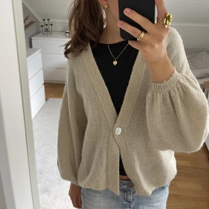 Beige kofta - Säljer denna superfina koftan med ballongärm💕priset går att diskutera💗