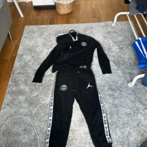 Psg tracksuit - Säljer nu den här tracksuit köpt i Frankrike så den är sällsynt. Köpt för 1.500 och säljer för 400