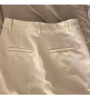 Kostymbyxor  - Säljer ett par vita kostymbyxor från bik bok, köpta för 2 år sen knappt använda. Säljer då dom inte passar mig längre. 