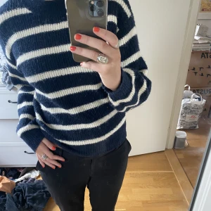 Stickad tröja - Super snygg och skön stickad tröja från h&m, sparsamt använd! Storlek xs men passar både s och  m, jag är ofta storlek m! Pris går att diskutera!🫶🏼