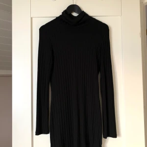 Klänning NA-KD - Ribbad tunn svart klänning från NA-KD i storlek L Använd en gång, i väldigt bra skick 