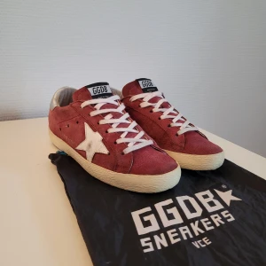 Golden Goose skor - Golden Goose superstar i riktigt bra skick cond 9/10. Storlek 36 men passar även 37. Dustbag ingår och äkthetsbevis finns! Det är bara att höra av dig om du har minsta lilla fråga 🙂
