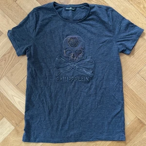 T-shirt  - Är i storlek L men den känns som M. Inte äkta PhilipPlein