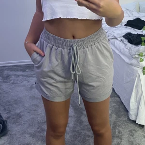 Shorts - Jättesköna shorts, säljer eftersom jag inte använder längre. Köpte förra sommaren🩶
