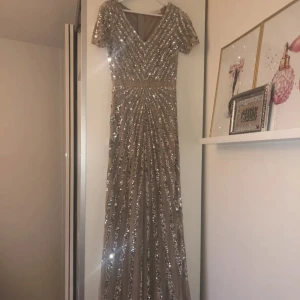 Festklänning  - Lång festklänning i beige/rosa färg. Endast använd en gång. Passar även för S (Bilden gör att den ser mörkare än vad den är) 