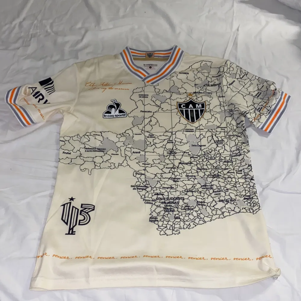 Vill sälja atletico minerio tröjan för 475 oanvänd ny pris 1000kr äkta inga skador och sånt . T-shirts.