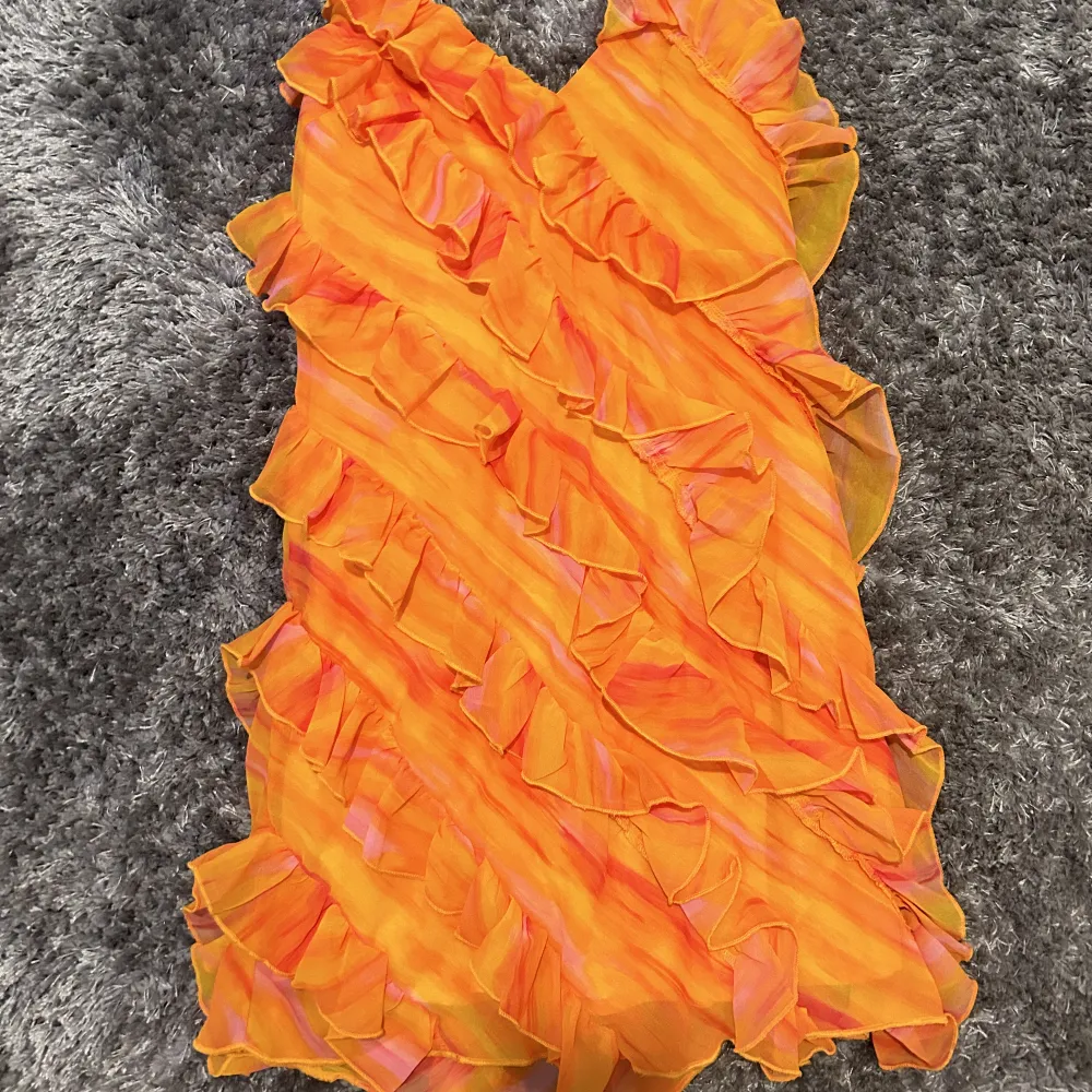 Jättefin orange klänning, använt 1 gång💕💕 men ser ny ut🫶🏻. Klänningar.
